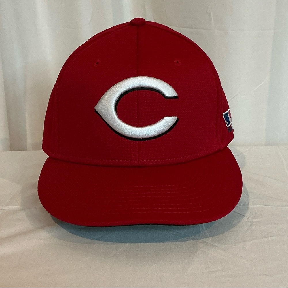 Cincinnati Reds Team Baseball Cap with White Logo.